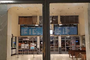 Τέμπη: Επίθεση με πέτρες στον σταθμό του ΟΣΕ στη Λάρισα